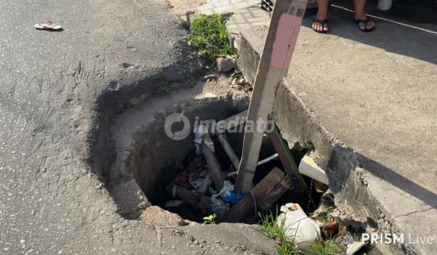 Bueiro aberto na rua Galdêncio Ramos, zona sul de Manaus, gera risco de acidentes e contaminação