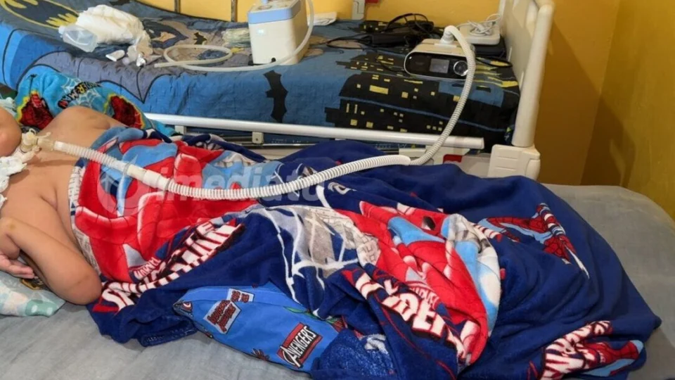 Mãe busca apoio para custear cadeira especial de 6 mil reais para o filho com paralisia cerebral