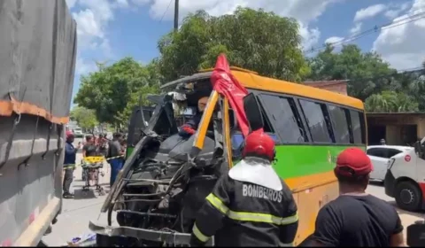 Micro-ônibus ‘Amarelinho’ se choca contra caçamba com areia e deixa vários feridos na Av. Curaçau, no Nova Cidade