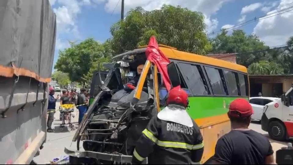 Micro-ônibus ‘Amarelinho’ se choca contra caçamba com areia e deixa vários feridos na Av. Curaçau, no Nova Cidade