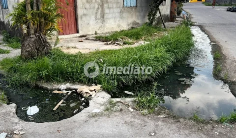 Bueiros entupidos causam alagamentos em ruas do Novo Israel, e moradores pedem providências às autoridades