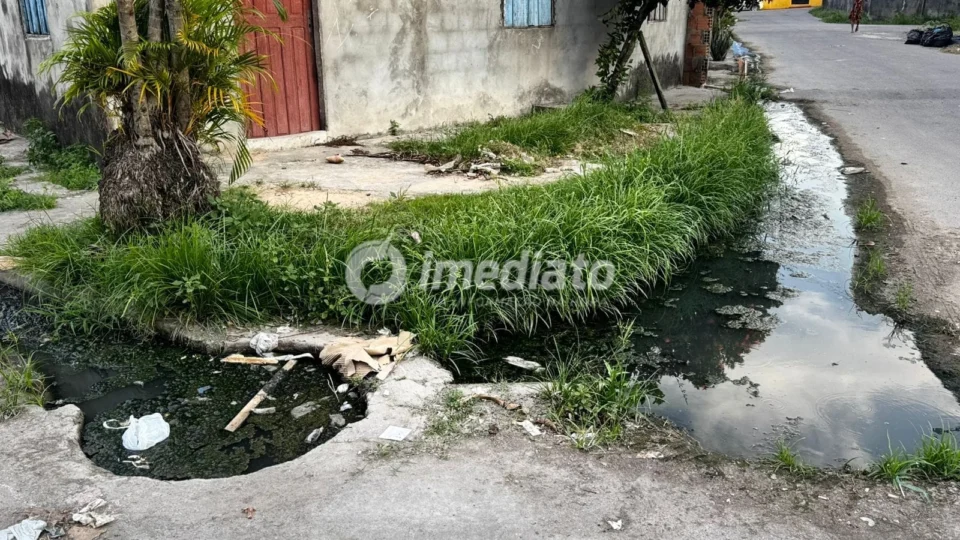 Bueiros entupidos causam alagamentos em ruas do Novo Israel, e moradores pedem providências às autoridades