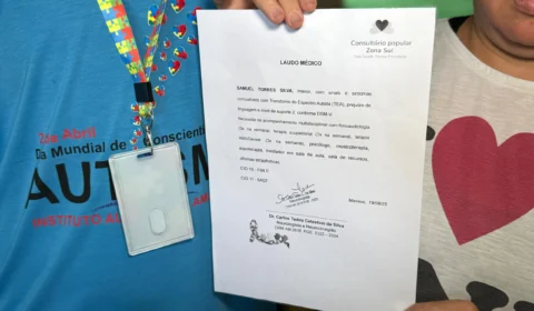 Mãe de adolescente autista enfrenta burocracia para conseguir carteirinha de identificação de autista em Manaus