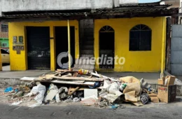 Moradores denunciam acúmulo de lixo em rua do bairro São José Operário, em Manaus