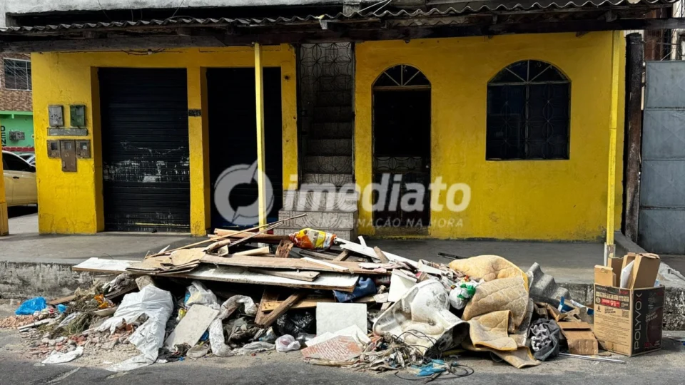 Moradores denunciam acúmulo de lixo em rua do bairro São José Operário, em Manaus
