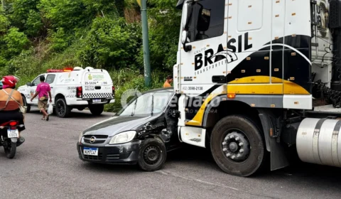 Acidente entre carreta e carro de passeio causa congestionamento na avenida Camapuã, em Manaus