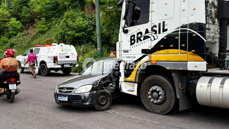 Acidente entre carreta e carro de passeio causa congestionamento na avenida Camapuã, em Manaus