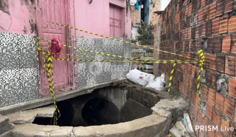 Desabamento de bueiro ameaça moradores do beco Canumã no Petrópolis