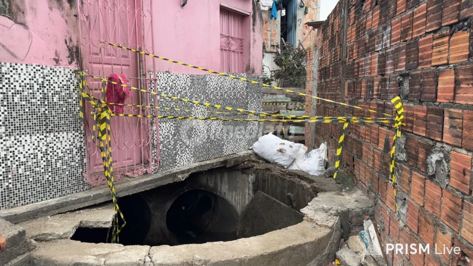 Desabamento de bueiro ameaça moradores do beco Canumã no Petrópolis
