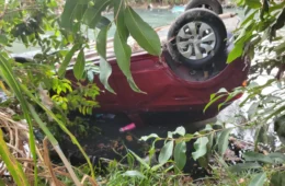 [ATUALIZADA] Carro cai em igarapé após colisão no Parque dos Franceses, zona centro-sul de Manaus