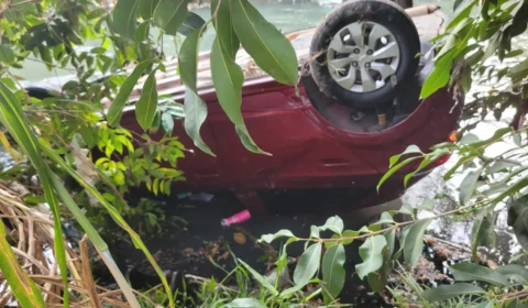 [ATUALIZADA] Carro cai em igarapé após colisão no Parque dos Franceses, zona centro-sul de Manaus