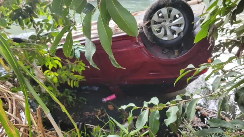 [ATUALIZADA] Carro cai em igarapé após colisão no Parque dos Franceses, zona centro-sul de Manaus