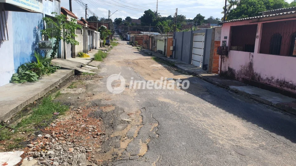 Moradores denunciam falta de pavimentação na Rua Otoniel Alencar, bairro Colônia Terra Nova