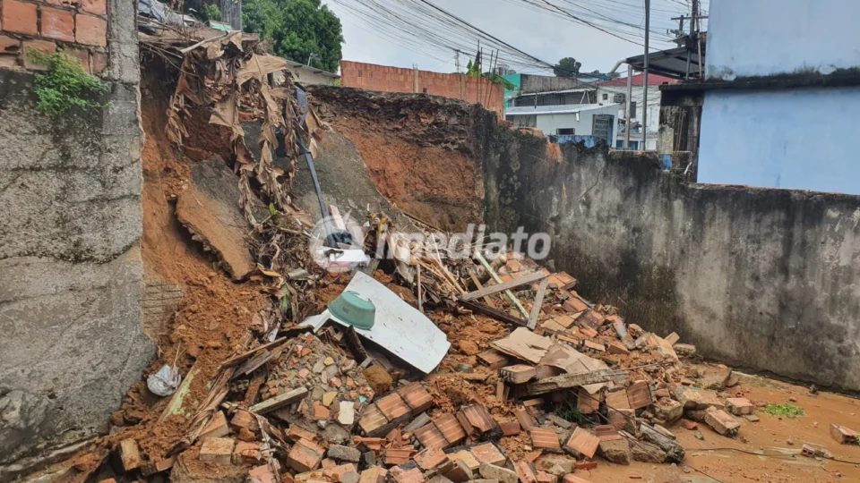 Muro e calçada desabam durante chuva em Manaus e moradores do Santo Agostinho temem novos deslizamentos