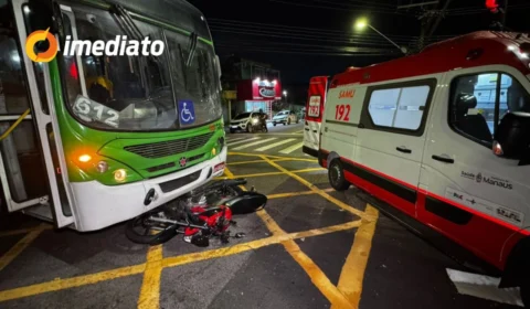 Motociclista colide com ônibus após avançar sinal vermelho em avenida no centro de Manaus