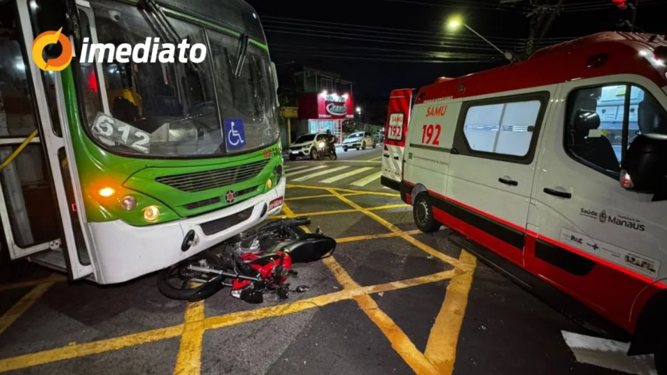 Motociclista colide com ônibus após avançar sinal vermelho em avenida no centro de Manaus