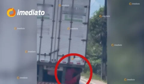 VEJA VÍDEO: Homem é flagrado ‘pegando carona’ na traseira de caminhão em Avenida de Manaus