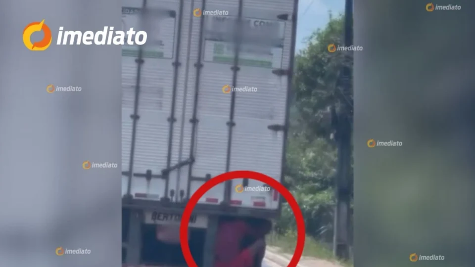 VEJA VÍDEO: Homem é flagrado ‘pegando carona’ na traseira de caminhão em Avenida de Manaus