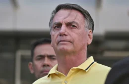 Bolsonaro passará por novo procedimento para tratar crise persistente de soluço nesta segunda-feira (29)