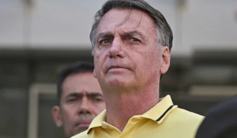 Bolsonaro passará por novo procedimento para tratar crise persistente de soluço nesta segunda-feira (29)