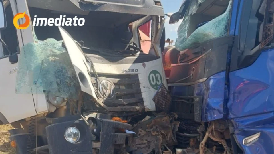 IMAGEM FORTE: Motorista de empresa de energia morre após colisão frontal entre caminhões em Roraima