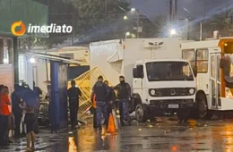VÍDEO: Caminhão invade terminal de integração T3, derruba muro e atinge motocicletas na zona Norte de Manaus