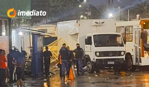 VÍDEO: Caminhão invade terminal de integração T3, derruba muro e atinge motocicletas na zona Norte de Manaus