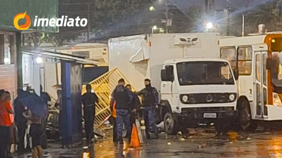 VÍDEO: Caminhão invade terminal de integração T3, derruba muro e atinge motocicletas na zona Norte de Manaus