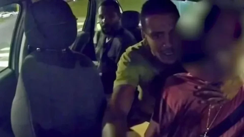 Veja vídeo: Motorista de aplicativo é rendido e ameaçado por passageiros durante corrida em Salvador