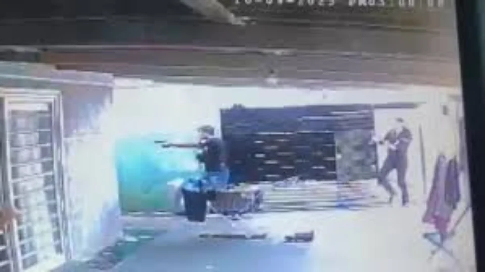 Mulher foge e denuncia padrasto que a manteve em cárcere por 22 anos