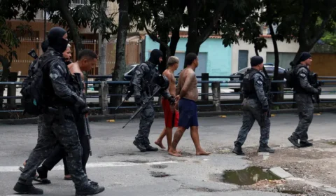 Operação no Rio contra facções criminosas deixa 64 mortos e mais de 100 presos