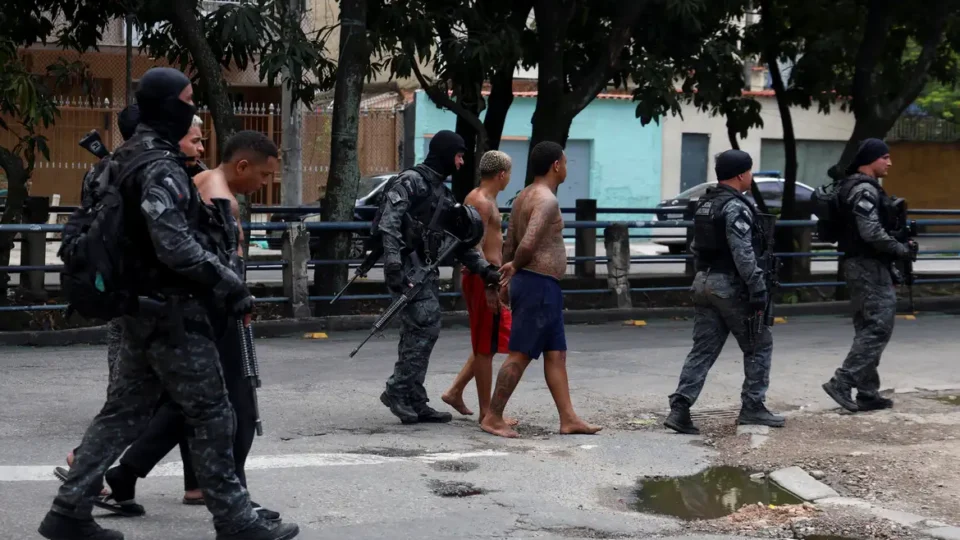 Operação no Rio contra facções criminosas deixa 64 mortos e mais de 100 presos
