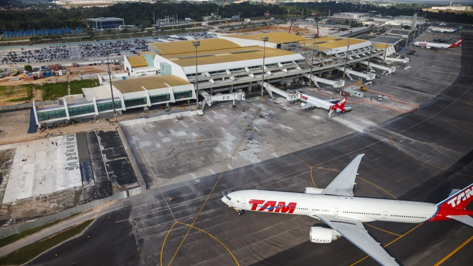 Haitiano procurado pela Interpol é preso ao desembarcar em Manaus por crime de estupro de vulnerável