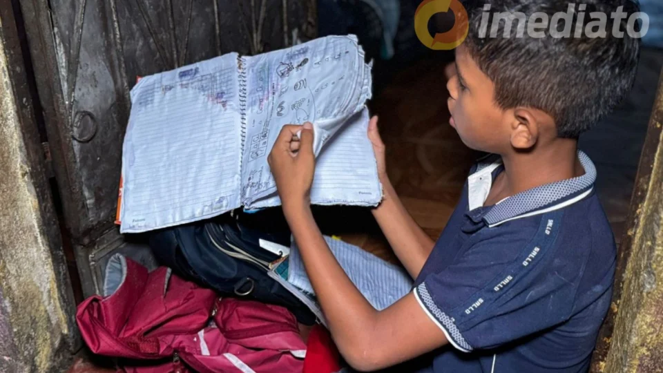 Criança perde material escolar em novo alagamento na Compensa