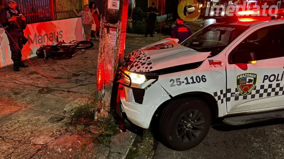 Viatura da PM colide com poste após perseguição a motociclista sem habilitação em Manaus