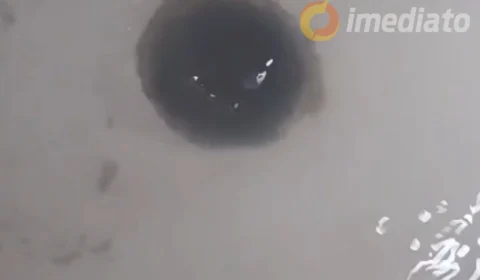 Só cocô e lama”: dona Dora relata alagação constante e pede socorro às autoridades em Manaus