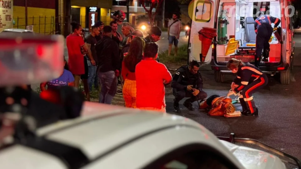 Motociclista atropela mulher e foge sem prestar socorro na Avenida Margarita, em Manaus