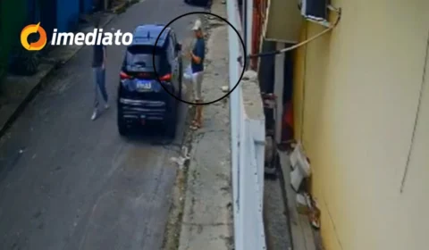 VEJA VÍDEO: Homem arromba carro e rouba mala em no bairro Santa Etelvina; vítima pede ajuda