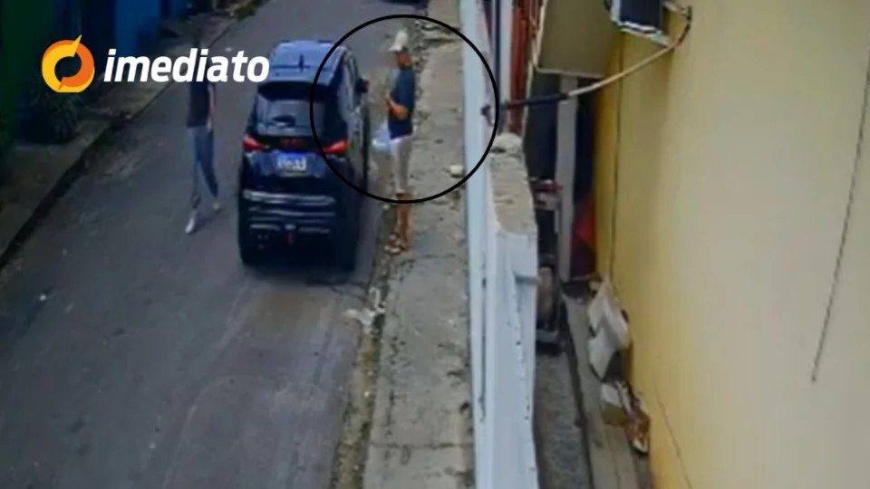 VEJA VÍDEO: Homem arromba carro e rouba mala em no bairro Santa Etelvina; vítima pede ajuda
