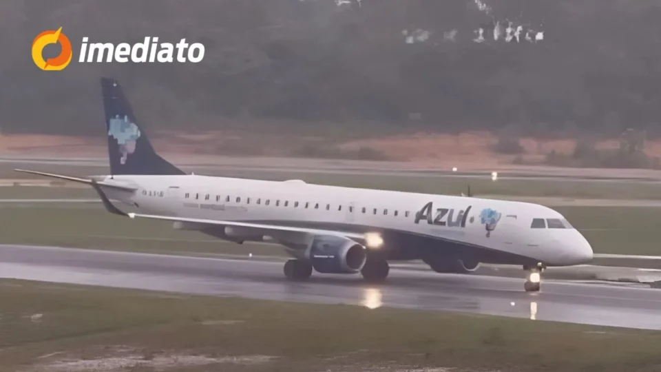 VÍDEO: Avião realiza pouso de emergência em Manaus após falha técnica durante forte chuva