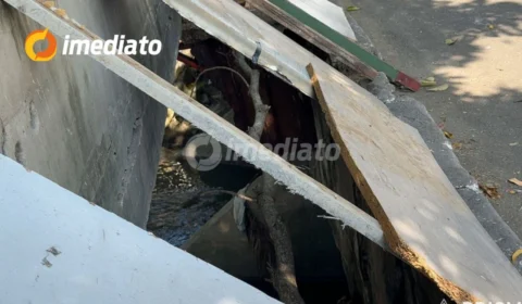 Calçada cede há mais de um mês no bairro Coroado e moradores pedem providências