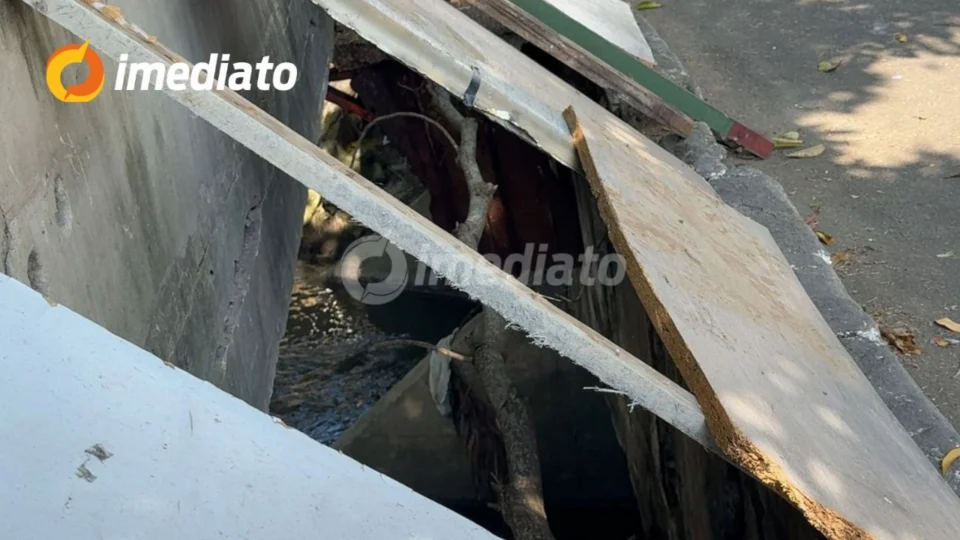 Calçada cede há mais de um mês no bairro Coroado e moradores pedem providências