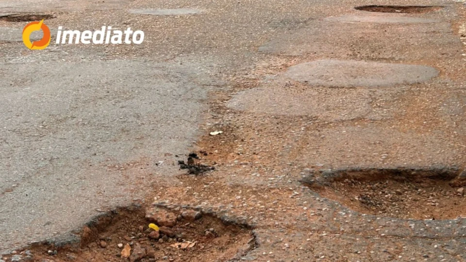 Buraqueira na Avenida São Sebastião causa prejuízos e transtornos aos motoristas em Boa Vista