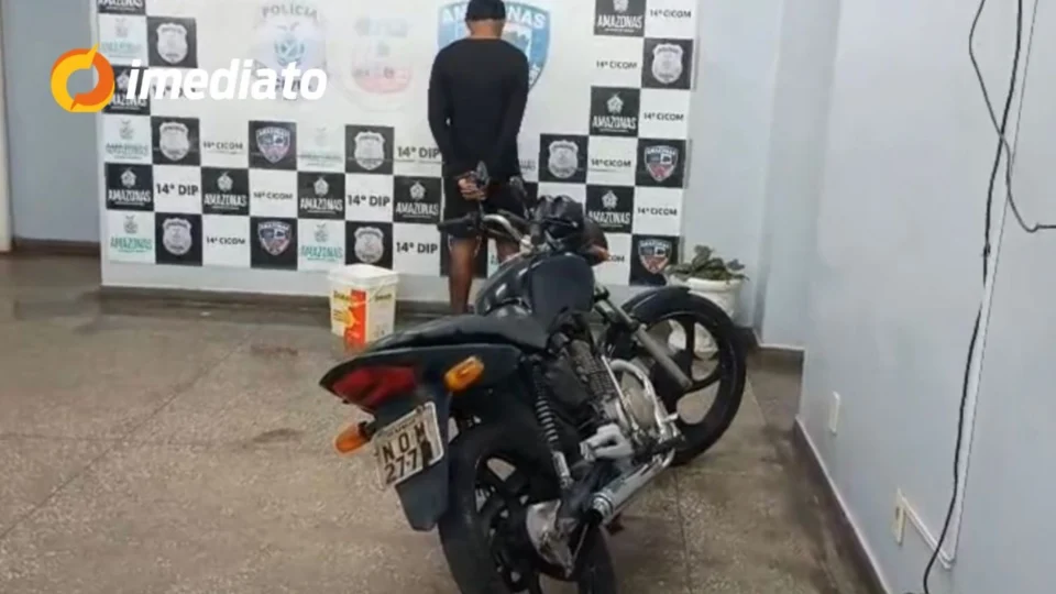 Homem é detido ao tentar furar blitz com moto roubada no bairro São José, em Manaus