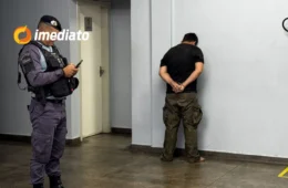 Homem apontado como vigia do tráfico é preso com revólver e munições no bairro Cachoeirinha