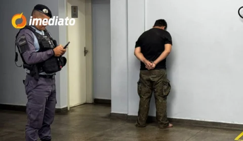 Homem apontado como vigia do tráfico é preso com revólver e munições no bairro Cachoeirinha