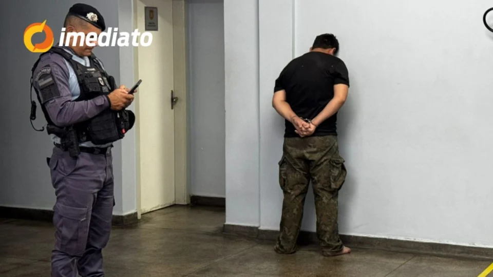 Homem apontado como vigia do tráfico é preso com revólver e munições no bairro Cachoeirinha