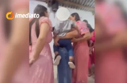 VEJA VÍDEO: Mulher causa tumulto em igreja de Manaus ao revelar suposta relação extraconjugal e filho com pastor