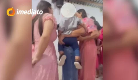 VEJA VÍDEO: Mulher causa tumulto em igreja de Manaus ao revelar suposta relação extraconjugal e filho com pastor