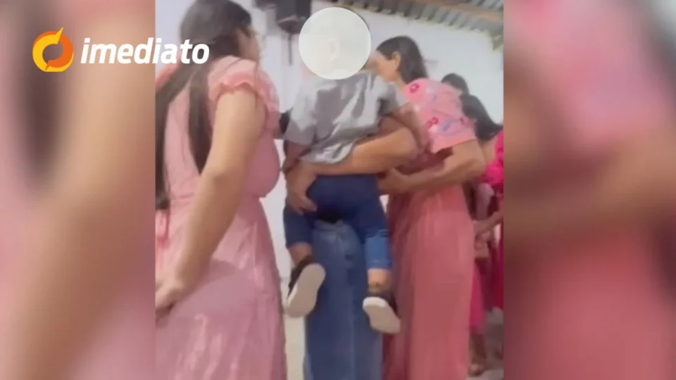 VEJA VÍDEO: Mulher causa tumulto em igreja de Manaus ao revelar suposta relação extraconjugal e filho com pastor